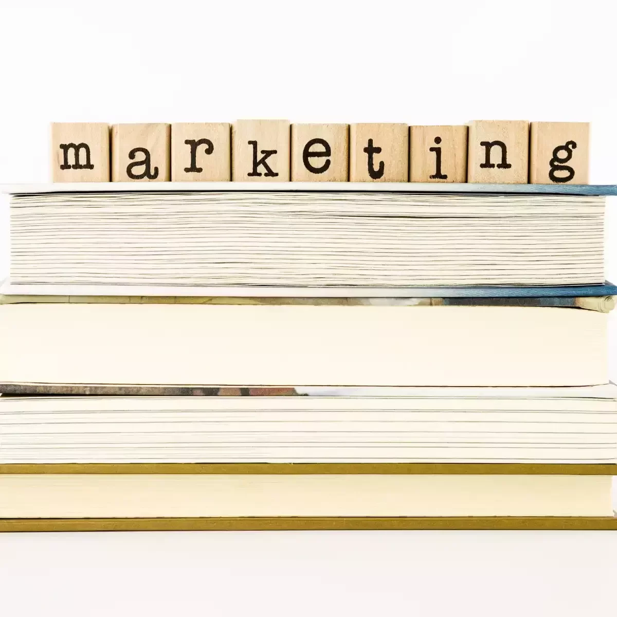 Gestapelte Bücher mit dem Schriftzug „Marketing“ – Symbol für Buchmarketing und Lesergewinnung. Alttext optimiert mit Keywords: Buch vermarkten, Buchmarketing Strategien, Buchverkauf steigern, Leser:innen gewinnen.