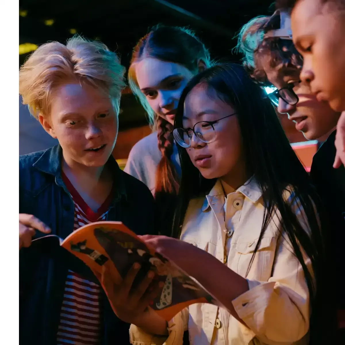 Autorin schreibt an ihrem Expertenbuch und definiert die richtige Zielgruppe – Tipps und Strategien, wie du Wunschleser findest, Zielgruppenanalyse durchführst und dein Buch erfolgreich positionierst.