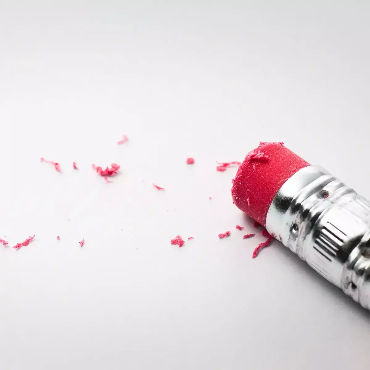 Nahaufnahme eines Bleistifts mit Radiergummi, der Schreibfehler ausradiert – Symbol für Lektorat und Korrektorat beim Buchschreiben. Alttext betont: Fehler im Buch vermeiden, Manuskript lektorieren, Korrektorat für professionelle Buchqualität.