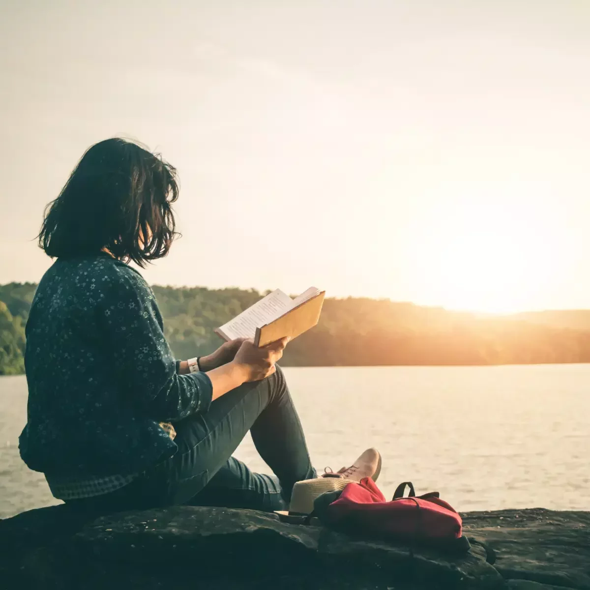 Autorin schreibt an ihrem Buch – Fokus auf die richtige Zielgruppe, nicht auf alle Leser. Expertenbuch als Filter, der Wunschkunden anspricht und falsche Leser ausschließt.